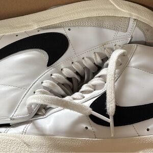 Nike Blazer Mid '77 in White and Black